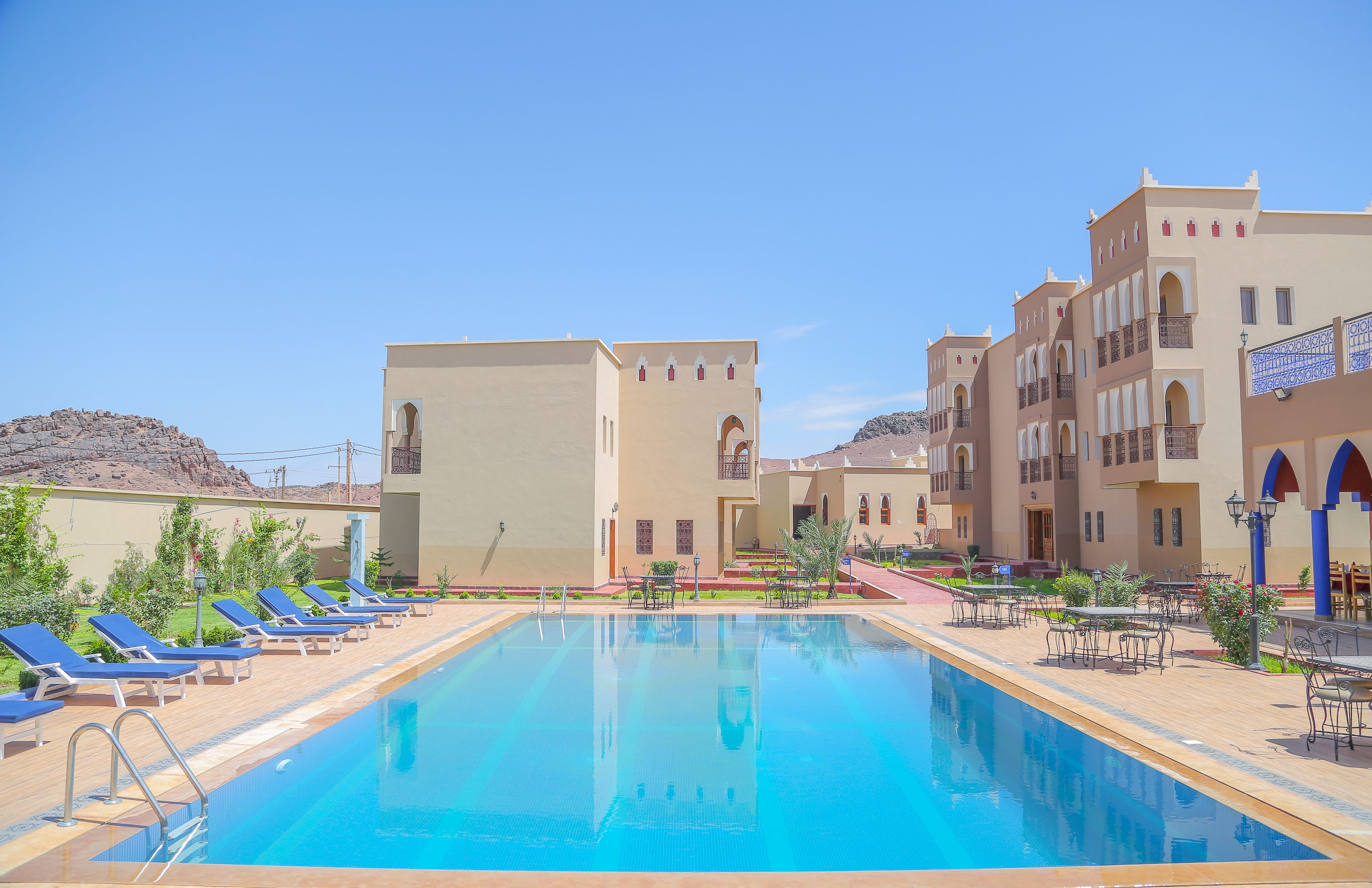 Piscina externa, funciona das 9h às 21h, guarda-sóis, espreguiçadeiras