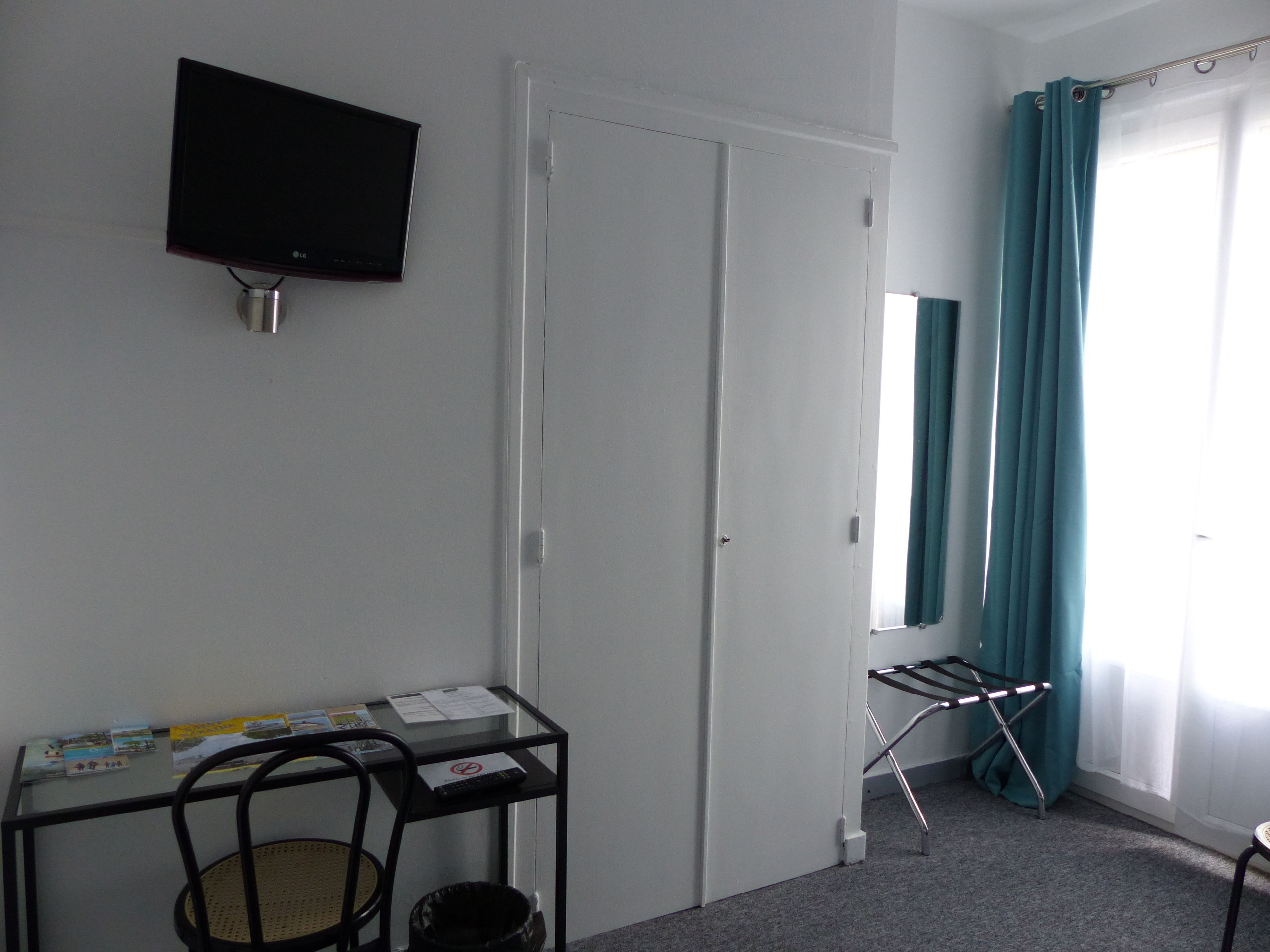 basic twin room | premium bedding, individually decorated, individually furnished, desk