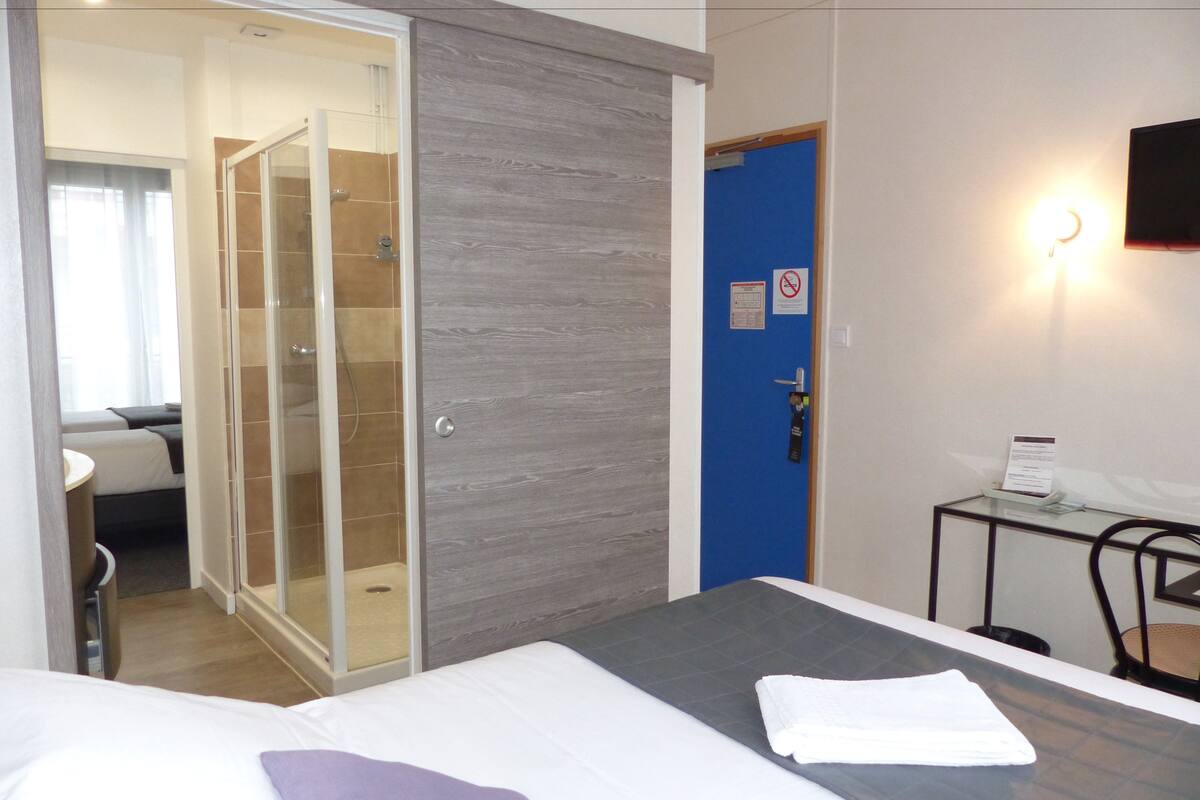 family suite, 2 bedrooms | premium bedding, individually decorated, individually furnished, desk