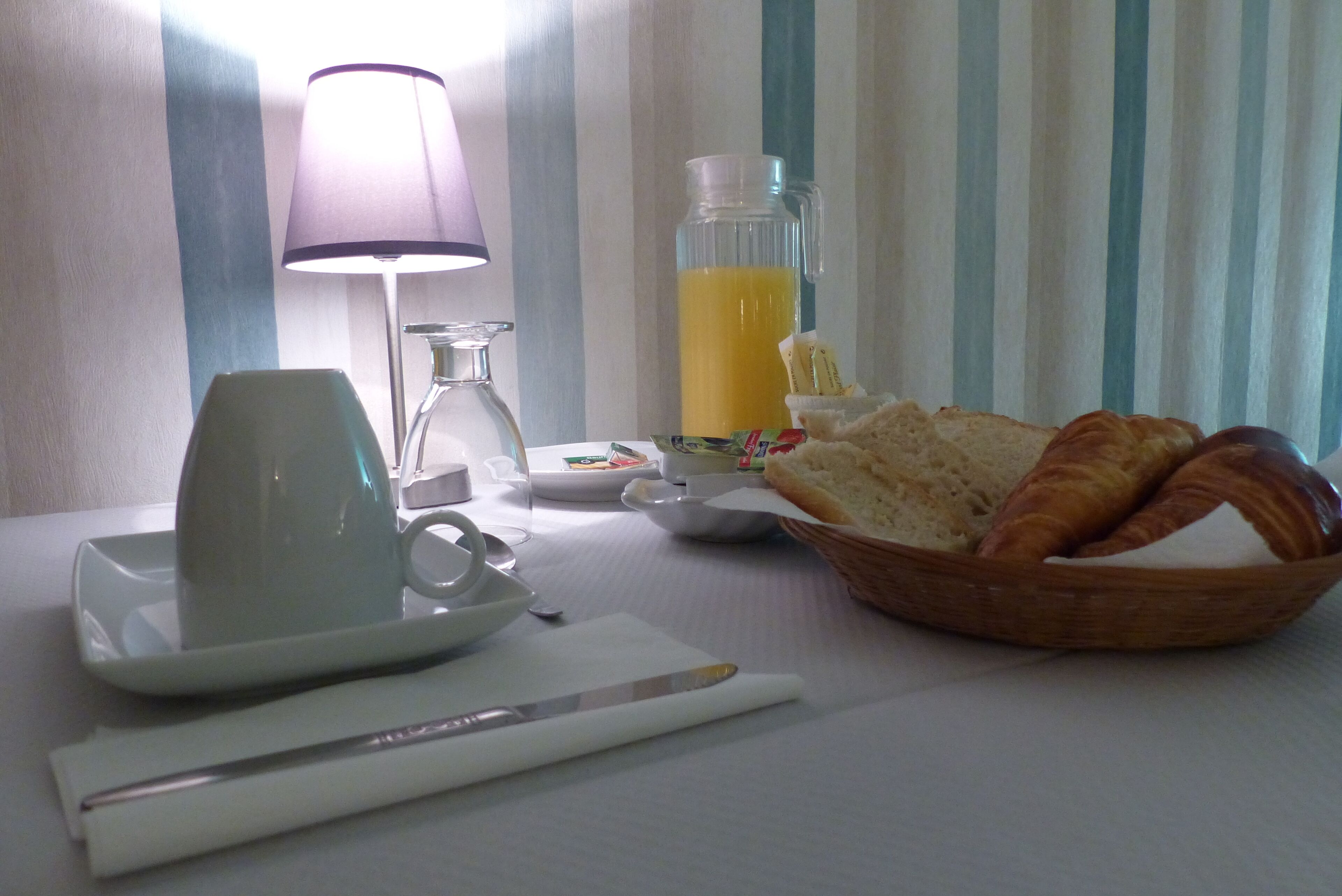 daily continental breakfast (eur 7.5 per person)