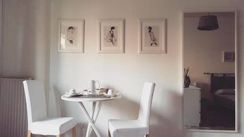 Escritorio, wifi gratis, ropa de cama