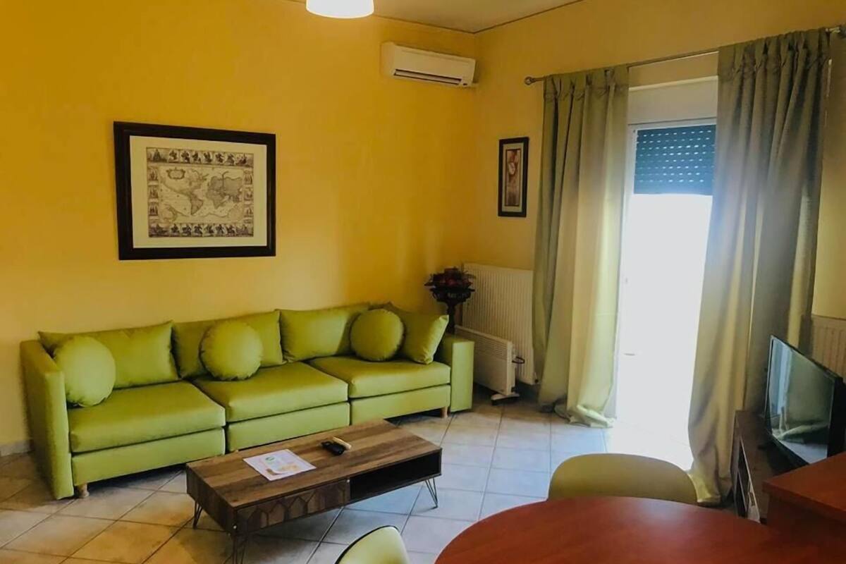 Deluxe Suite (Triple) | Living area