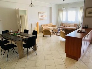 Suite Deluxe (Quadruple) | Salle de séjour | TV connectée