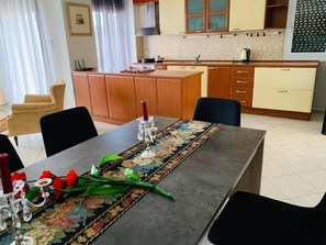 Suite Deluxe (Quadruple) | Cuisine privée | Réfrigérateur, bouilloire électrique
