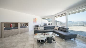 Penthouse panorámico, 3 habitaciones, junto al lago | Área de sala de estar | Televisión y piso con calefacción