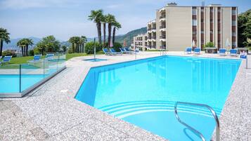 2 udendørs pools, åben fra kl. 08.30 til kl. 20.30, liggestole