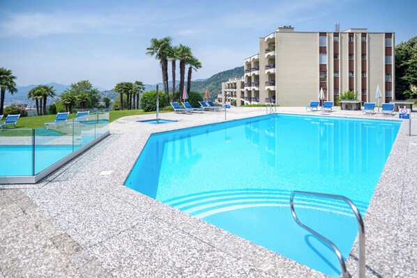 2 AuĂenpools, geöffnet von 08:30 Uhr bis 20:30 Uhr, LiegestĂŒhle