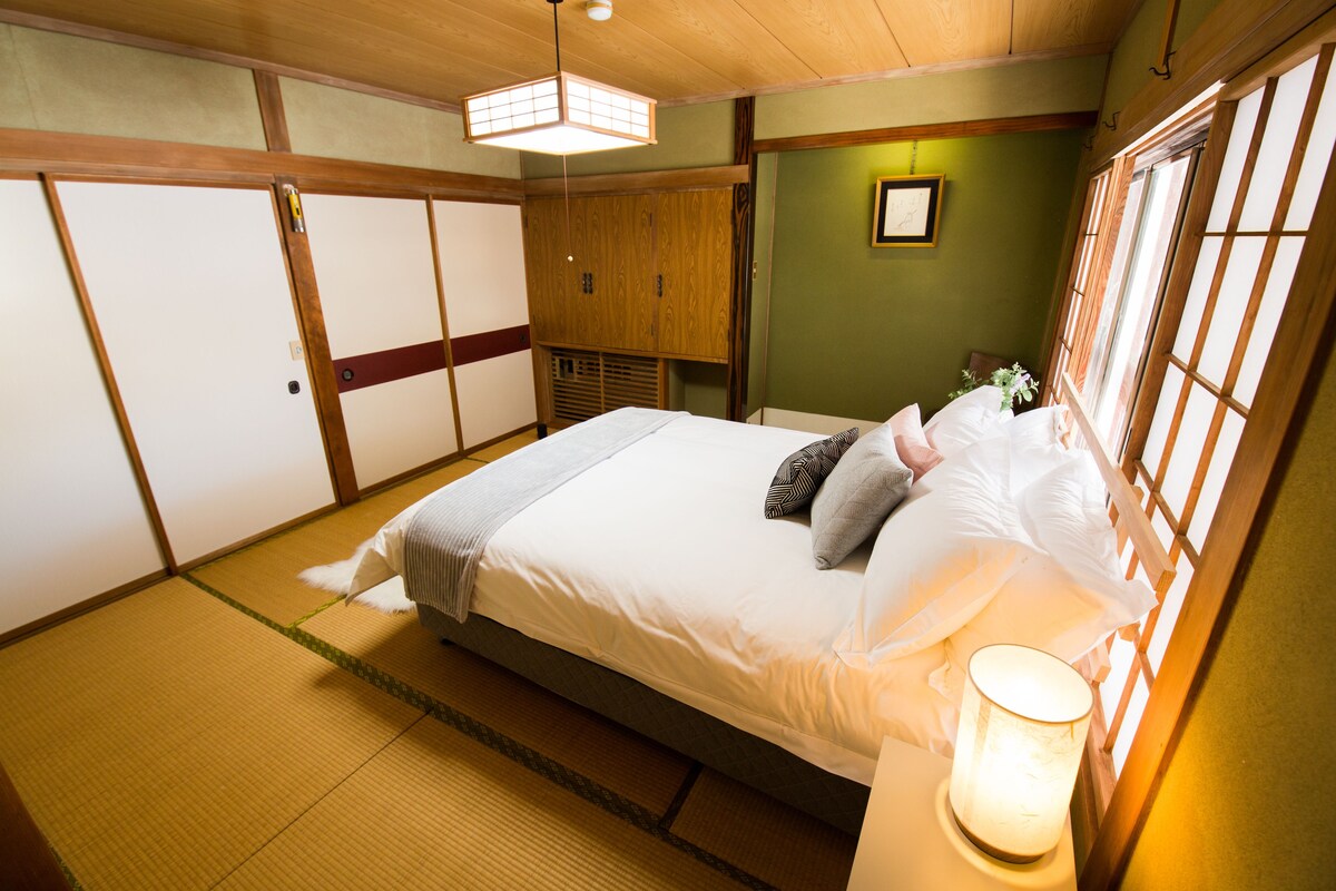 Chambre Deluxe, 1 grand lit, non-fumeur | Lit avec matelas à plateau-coussin, coffre-fort, accès au Wi-Fi (inclus)