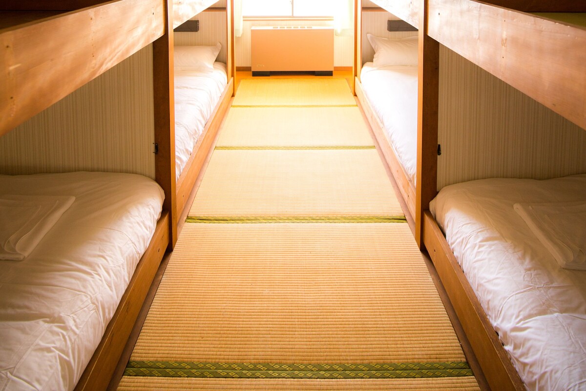 Chambre, non-fumeur (4 Bunk Beds) | Lit avec matelas à plateau-coussin, coffre-fort, accès au Wi-Fi (inclus)