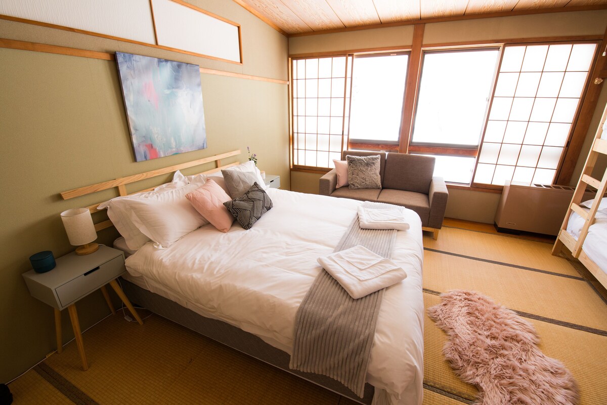 Chambre supérieure, Plusieurs lits, non-fumeur, vue sur la montagne (For Family) | Lit avec matelas à plateau-coussin, coffre-fort, accès au Wi-Fi (inclus)
