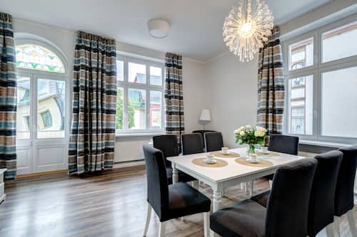 Deluxe Apartment (10 occupants ) | Living room | 55-inch flat-screen TV with cable channels, TV