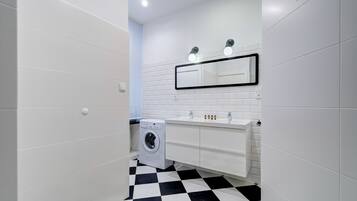 Lägenhet Deluxe (10 occupants ) | Badrum | Dusch, gratis toalettartiklar, hårtork och handdukar