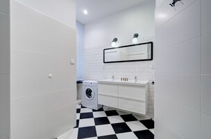 Ducha, artículos de tocador gratuitos, secador de pelo, toallas