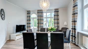 Deluxe appartement (10 occupants ) | Woonkamer | Een 55-inch flatscreentelevisie met kabelzenders en een televisie