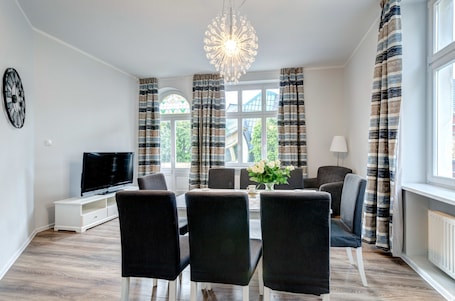 Deluxe Apartment (10 occupants ) | Living room | 55-inch flat-screen TV with cable channels, TV