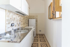 Double Room | Private kitchenette | Stovetop, cookware/dishes/utensils - Dimora Corte Antica Scorrano (Scorrano)