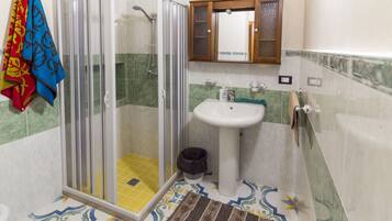 Double Room | Bathroom | Shower, rainfall showerhead, free toiletries, hair dryer