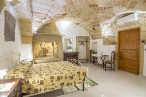 Quarto casal | Escrivaninha, Wi-Fi de cortesia, roupa de cama