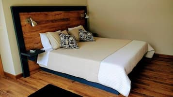 Ropa de cama de alta calidad y caja de seguridad en la habitación