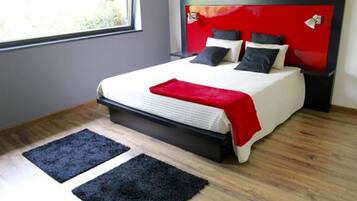 Ropa de cama de alta calidad y caja de seguridad en la habitación