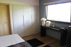 Habitación doble, 1 cama de matrimonio grande (Marão) | Ropa de cama de alta calidad, caja fuerte, cortinas opacas