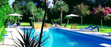 Piscine extérieure, parasols de plage, chaises longues