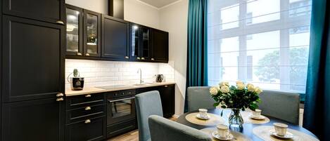 Premium appartement, niet-roken (8 occupants) | Privékitchenette | Een koelkast/vriezer, een magnetron, een oven, een kookplaat