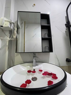 Bathroom - Nam Cuong X Hotel (Hanoi)