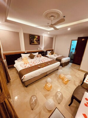 Habitación cuádruple ejecutiva, varias camas, vistas a la ciudad | Sábanas italianas Frette y ropa de cama de alta calidad