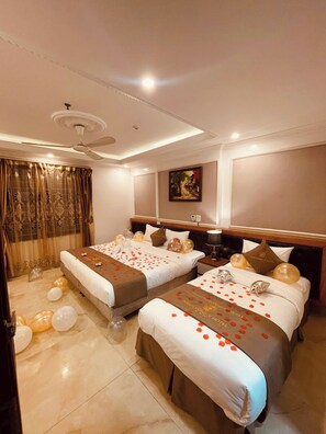 Habitación cuádruple ejecutiva, varias camas, vistas a la ciudad | Sábanas italianas Frette y ropa de cama de alta calidad