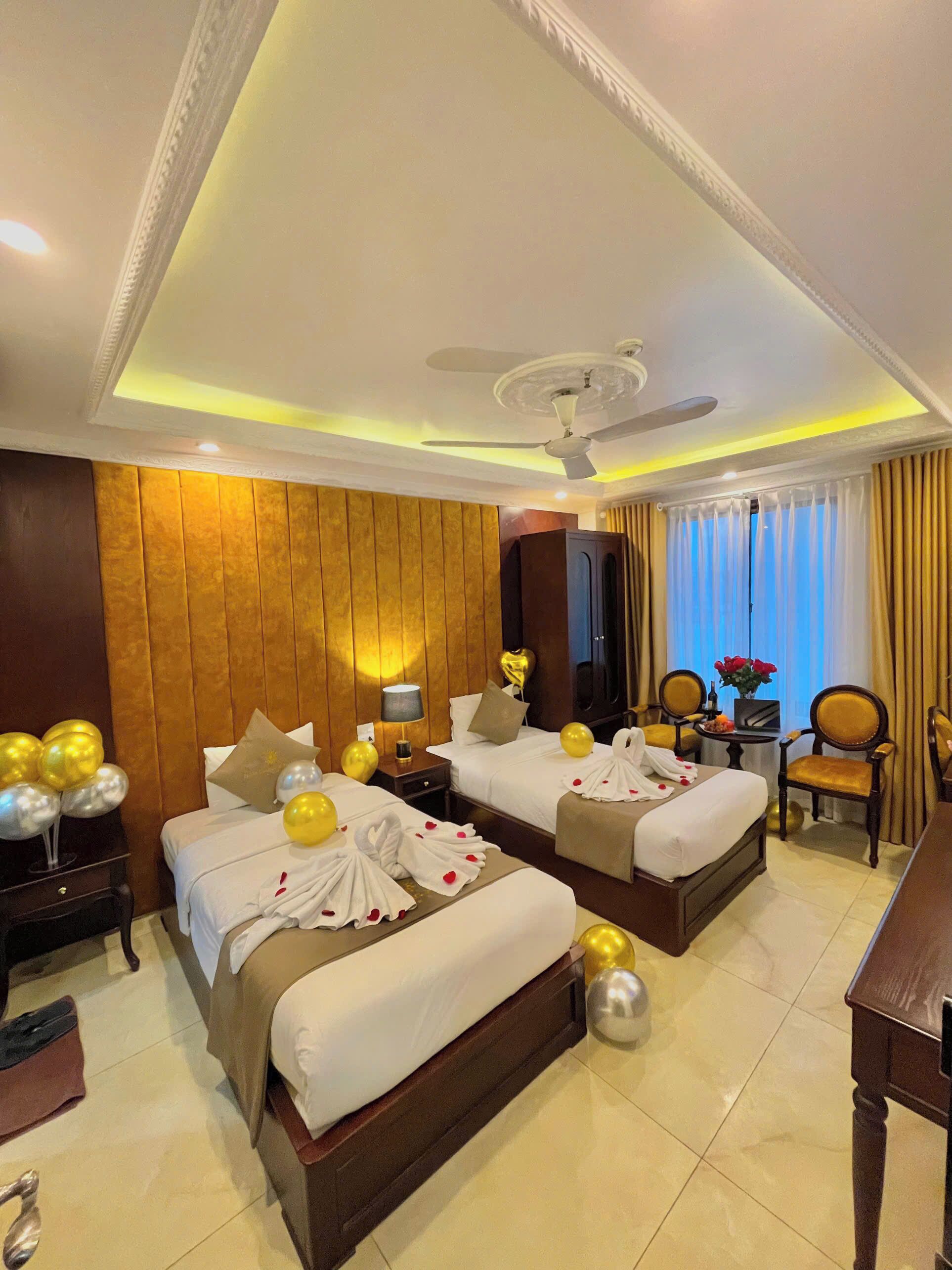 Habitación Deluxe con 1 cama doble o 2 individuales, vistas a la ciudad | Sábanas italianas Frette y ropa de cama de alta calidad