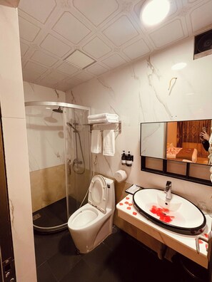 Habitación cuádruple ejecutiva, varias camas, vistas a la ciudad | Baño | Ducha y cabezal de ducha con hidromasaje