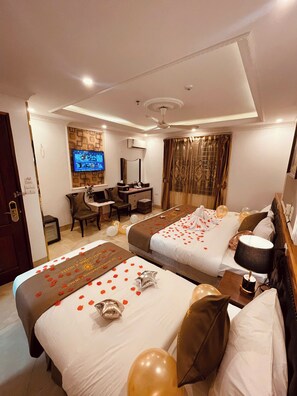 Habitación cuádruple ejecutiva, varias camas, vistas a la ciudad | Sábanas italianas Frette y ropa de cama de alta calidad