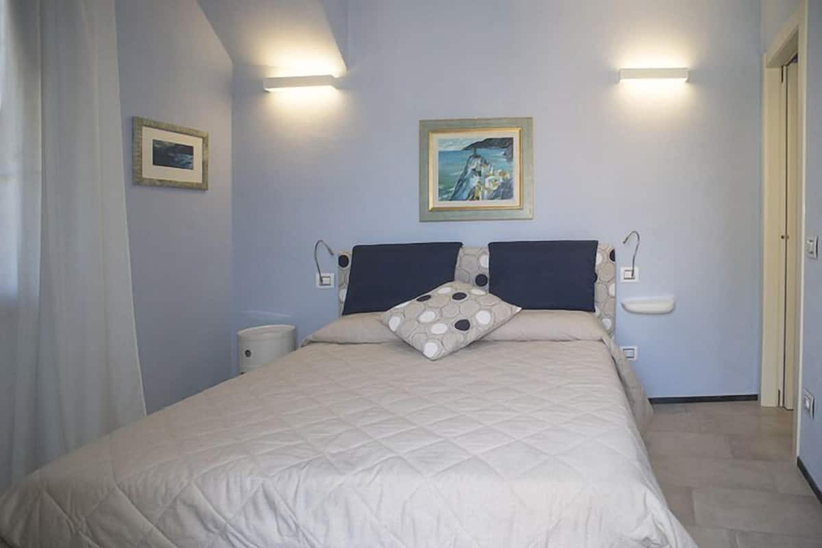 Double Room, 1 Queen Bed, Sea View | In-room safe, WiFi (free), bed sheets