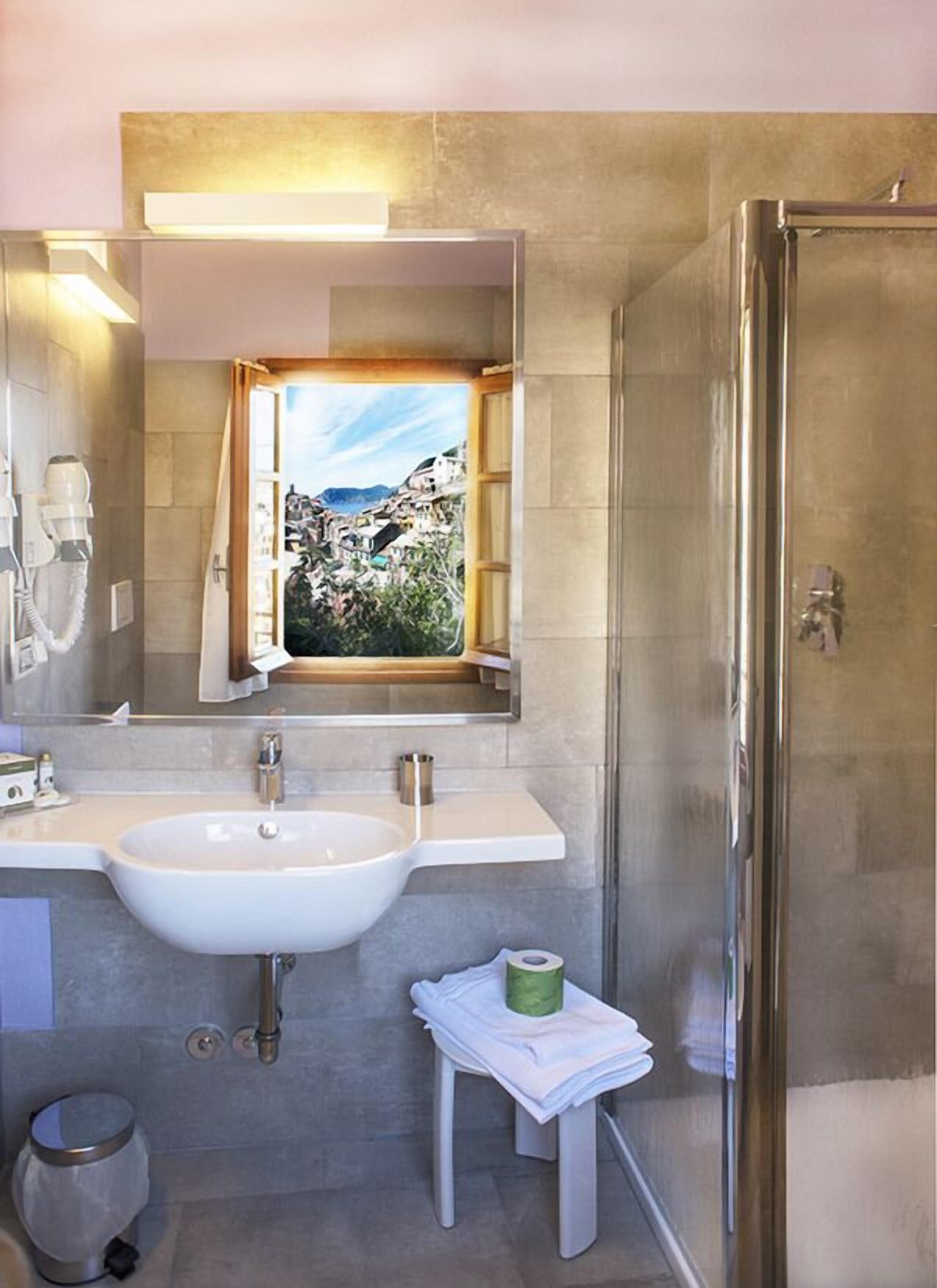 Doppelzimmer, 1 Queen-Bett, Meerblick | Badezimmer | Dusche, kostenlose Toilettenartikel, Bademäntel, Bidet