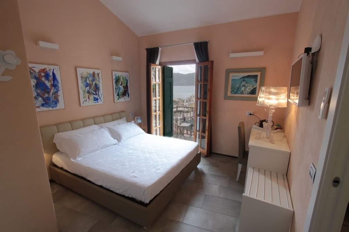 In-room safe, free WiFi, bed sheets
