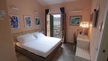 Camera Superior con letto matrimoniale o 2 letti singoli, 1 letto queen, balcone, vista mare | Una cassaforte in camera, Wi-Fi gratuito, lenzuola