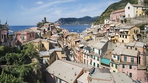 Unclassified image, 2 of 23, button - Casa Catò (Vernazza)