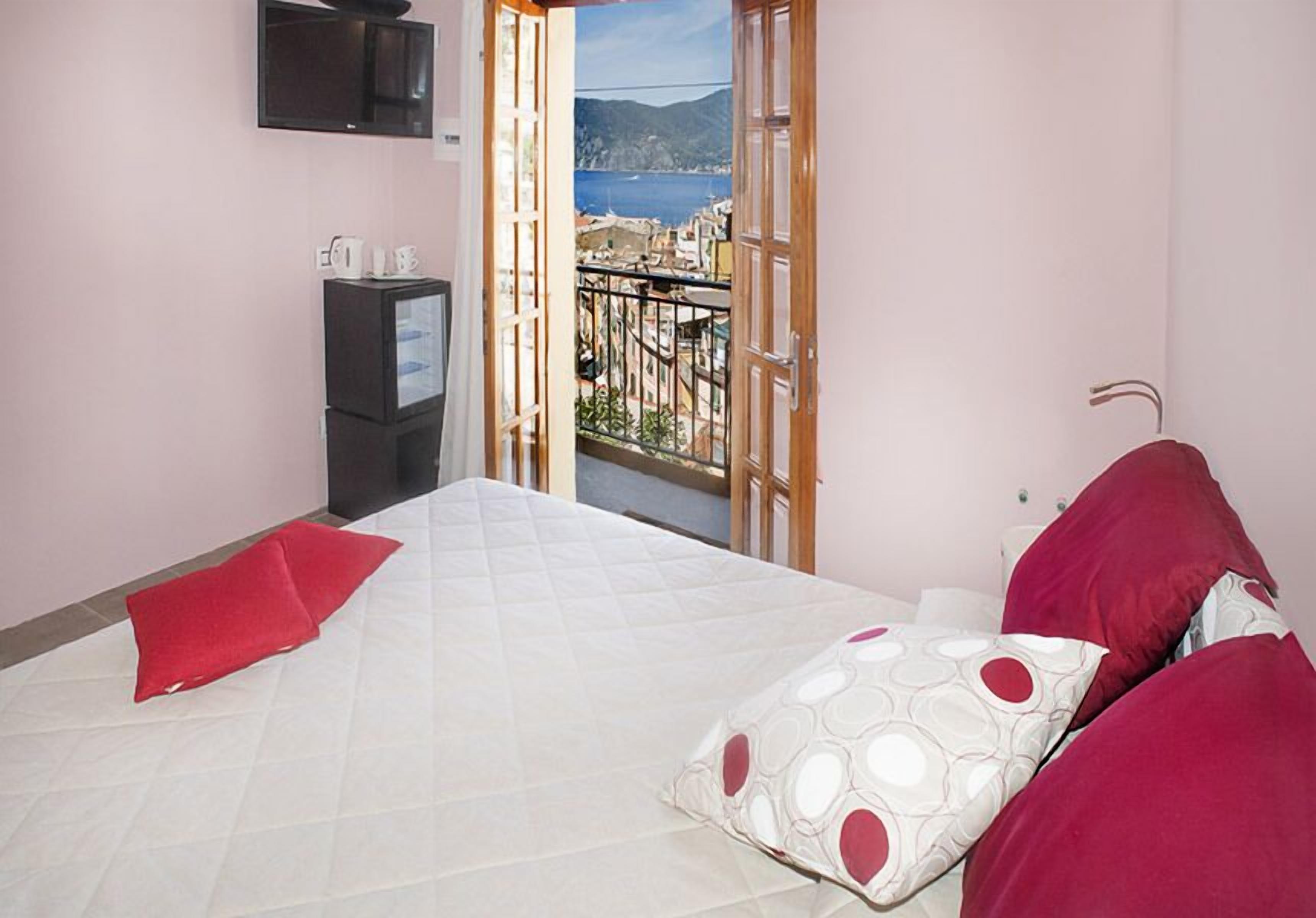 Double Room, 1 Queen Bed, Sea View | In-room safe, free WiFi, bed sheets
