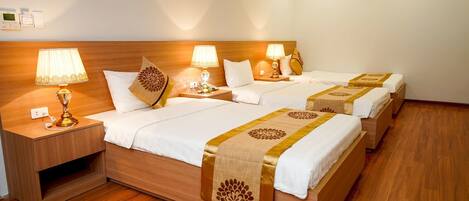 Quarto triplo luxo | Roupas de cama premium, frigobar, escrivaninha, cortinas blackout