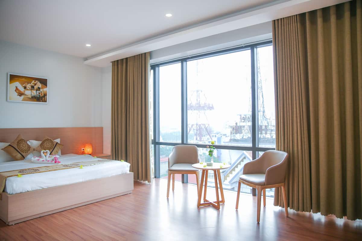 Premier King | 1 bedroom, premium bedding, minibar, desk