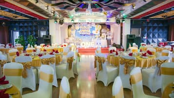 供应早餐、午餐和晚餐,花园景观