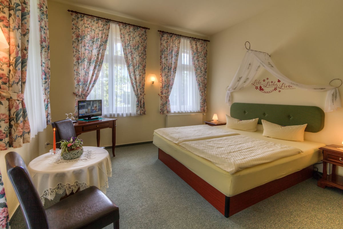 Desk, bed sheets