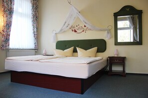 Standard Double Room | Desk, bed sheets - Haus am See (Chorin)
