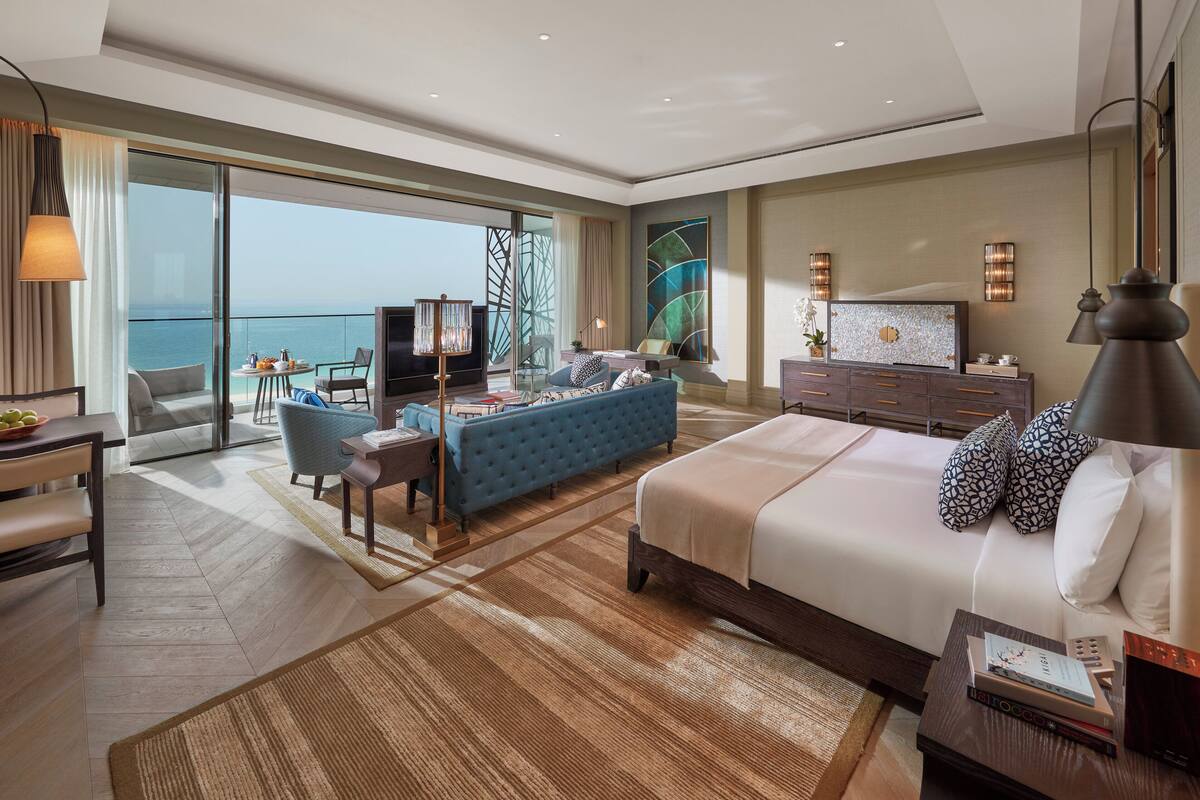 Junior Suite, Sea View | Minibar, in-room safe, blackout curtains, soundproofing