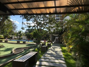 Apartment, 2 Schlafzimmer, eigenes Bad, Poolblick | Blick auf den Garten