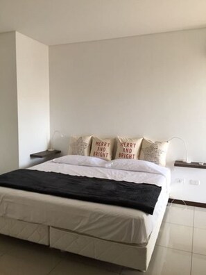 Apartment, 2 Schlafzimmer, eigenes Bad, Poolblick | 1 Schlafzimmer, Verdunkelungsvorhänge, Bügeleisen/Bügelbrett