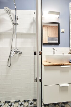 Departamento Deluxe, 1 habitación | Baño | Regadera, regadera tipo lluvia, amenidades de baño gratuitas 