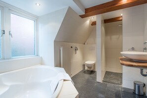 Ducha, bañera profunda, artículos de tocador de diseñador