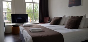 Standard Double Room | Peralatan tempat tidur premium, langsir/tirai gelap terus 